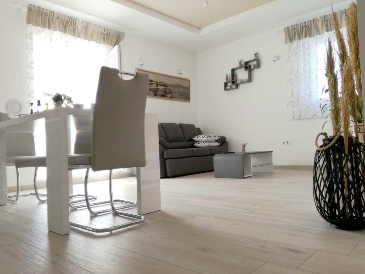 Apartments Dalmatino ルカバックス エクステリア 写真